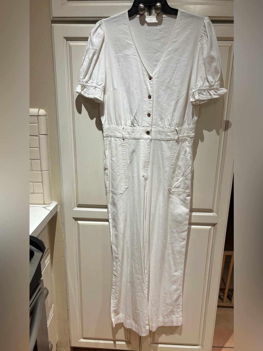 LC Lauren Conrad Size M ivory white Jumper has front pockets